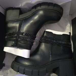 Sleek Black Ankle Boots with Chain Detail